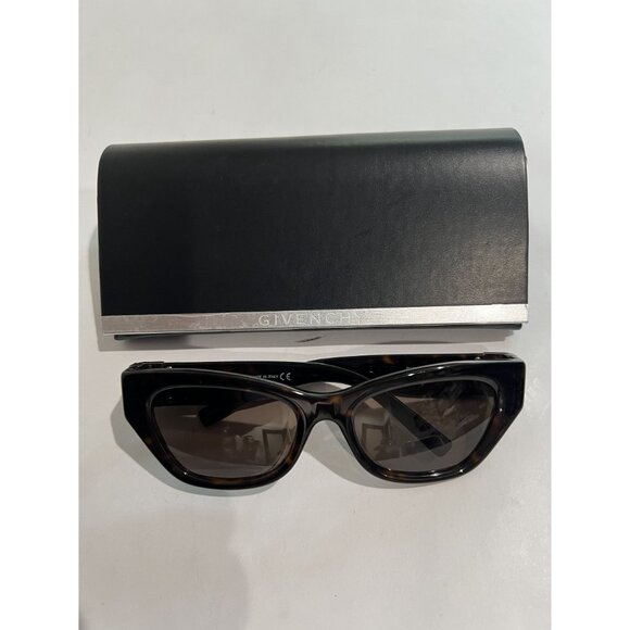 Givenchy Sunglasses GV40008U in Tortoise - Picture 3 of 7